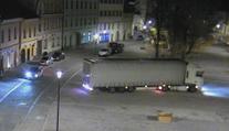 Kamion zabloudil a vjel na rekonstruované náměstí. Zničil ho, musí se zase opravit