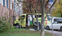 Ozbrojený muž v Oslu ukradl sanitku a najížděl do lidí, zranil i malé děti