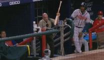 Šerif byl hvězdou na baseballu. Jednou rukou zachytil zbloudilou pálku
