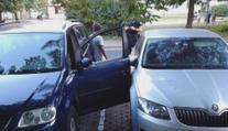 Chlapec (14) tajně vzal matce klíče od auta. Když chtěl zaparkovat, poškodil jiné