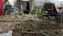 Češi na festivalu Burning Man: Po dešti přišel totální kolaps. Jeden člověk zemřel