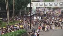 Protestující v Hongkongu poničili úřad Číny. Policie užila slzný plyn