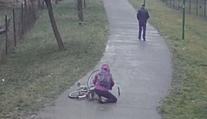 Muž sledoval zraněnou ženu! Nepomohl jí a šel pryč. VIDEO