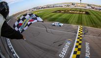 Kolotoč NASCAR v neděli pokračuje na okruhu Kansas Speedway