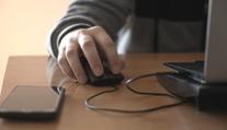 Děti sedí hodiny u her na počítači. Psycholožka radí, jaké varovné signály sledovat