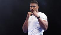Dojemný čin boxera Joshuy. Tetování na počest zesnulých přátel
