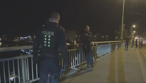Policisté v Ostravě zachránili dívku. Seděla na zábradlí mostu, za pomoc pak děkovala