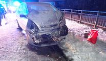 Auto při nehodě očesalo rodinný dům, hasiči ho museli vyztužit!