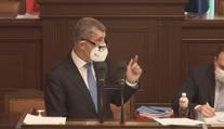 To je gól, smál se Jurečka ve Sněmovně. Babiš v proslovu omylem shodil Schillerovou