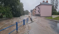 Kritická neděle: Odříznutá města, masivní evakuace a statisíce lidí bez proudu