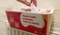 Na záchodech v desítkách škol budou menstruační potřeby. Projekt se osvědčil