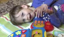 Boj sedmileté Lucinky s obrnou: Po prázdninách chce do školy! Potřebuje speciální chodítko