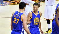 Golden State jen krůček od titulu! Warriors vyhráli i v Clevelandu