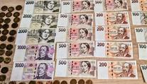 Mladý muž na ulici našel peněženku plnou peněz. Hledá se její majitel