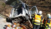 Opilý otec naboural do stromu, jeho žena a dítě na místě zemřely
