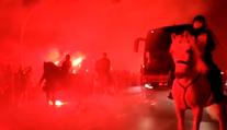 Rudé peklo! Fanoušci Atlétika brutálním způsobem vítali fotbalisty