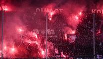 Derby věčných nepřátel se nedohrálo. Fanoušci trefili hráče dělobuchem