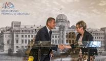 Ať ministryně Nováková skončí, vyzývá půlka senátorů Babiše!