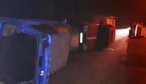 Výrostkům vadilo, jak auta parkují. Převrátili je na bok
