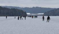 Po dlouhých šesti letech kompletně zamrzlo Lipno. Vydala se na něj spousta lidí