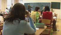 Školní třída je nebezpečnější než festival o 100 lidech, tvrdí vláda
