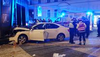 V centru Prahy vjelo auto do lidí. Pět zraněných, řidič dostal záchvat