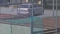 Muž ukradl jinému nastartované auto. Daleko neujel, policie ho vzápětí dopadla
