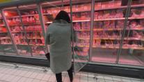 Stejné zboží stojí v různých obchodech o desítky korun víc. Experti vysvětlují proč