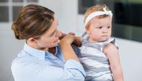 Maminka kvůli chybě úřadu přišla o rodičák. Zažádejte si jinde, řekli jí