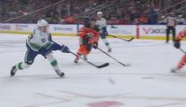 Jašek si říká o NHL! Dostal šanci ve Vancouveru a hned skóroval!