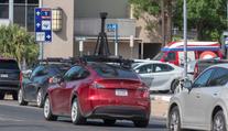 Tesla vypustila svoje robotaxíky. Za jízdu chce necelou stovku, není to ale bez problémů