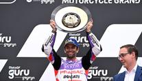 Zarco ve 33 letech vyhrál svůj první závod MotoGP a oslavil to saltem vzad