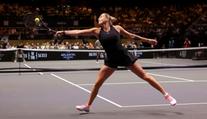 Menší kurt světové jedničce nepomohl. Bitvu pohlaví ovládl Kyrgios