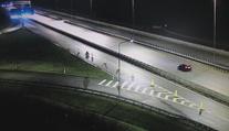 Po D11 u Hradce se prohánělo auto v protisměru. Policie pátrá po řidiči