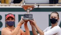 Mladenovičová s Babosovou obhájily titul na French Open