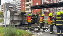 Srážka tramvaje s náklaďákem v Praze. Auto na boku zablokovalo provoz