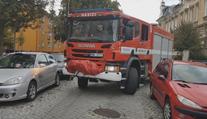 Problémy pro hasiče i popeláře. Řidiči často špatně parkují a blokují průjezd