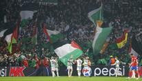 Vzdorovali klubu. Fanoušci v Celtic Parku vztyčili palestinské vlajky