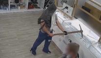 Muž rozmlátil obchod krumpáčem a prchl s drahými šperky! VIDEO