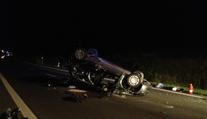 DĚSIVÁ HAVÁRIE: Auto skončilo po nehodě u Velvar na střeše!