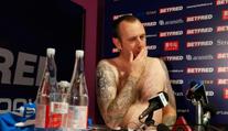 Sázka je sázka! Mistr světa ve snookeru přišel nahý na tiskovku!