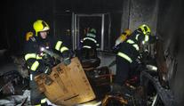 Svíčka shořela i s celým bytem! Hasiči z domu evakuovali 12 lidí