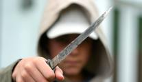 Lupič přepadl a pobodal taxikáře. Ten ho zastřelil nelegální zbraní