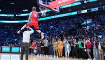 Když gravitace neplatí. Mladík z farmy zavěsil přes dva lidi a natřel to hvězdám NBA