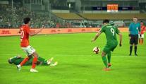 Nešika roku: Fotbalista při odkopu netrefil míč, zavinil tím penaltu