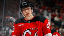 Dva vlastní góly a prohra. Mladík Devils si v NHL uřízl ostudu