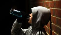 Pomohl školákovi k alkoholu. Ten namol opilý zůstal ležet na ulici