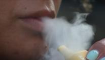 Na pultě je nenajdete. Nebezpečné e-cigarety nabízejí prodejci tajně
