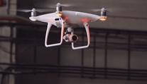 Matku v Anglii vyděsil dron, kterým někdo v noci špehoval oknem dceru