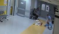 VIDEO: Brutální napadení v plzeňské nemocnici. Pacient prohodil lékařku dveřmi